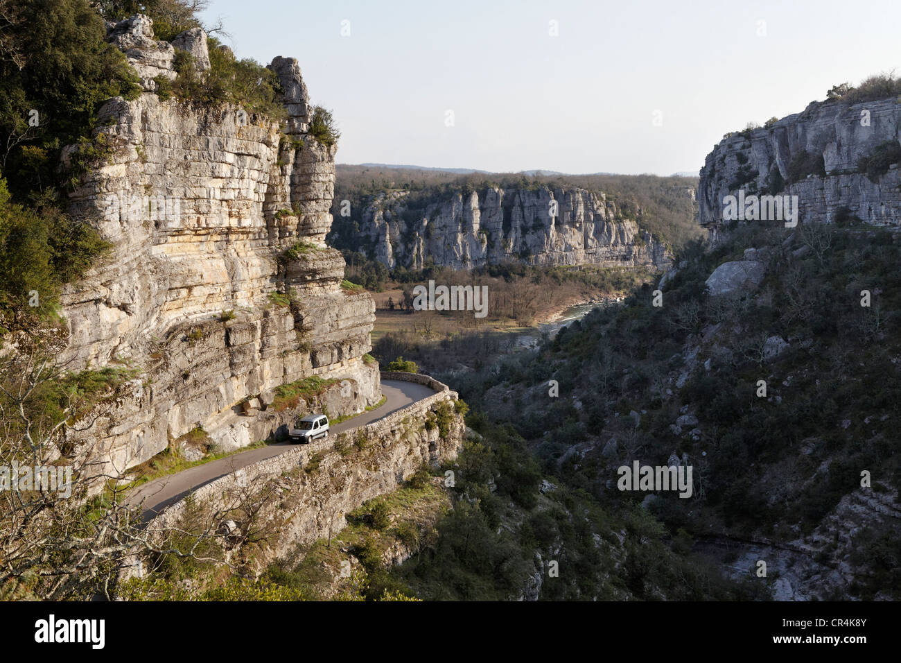 Straße entlang der Klippen in Ardèche-Tal, Ardeche, Frankreich, Europa Stockfoto