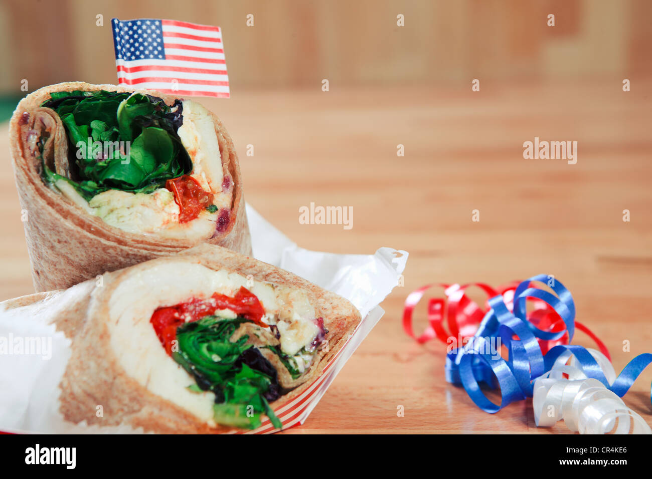 Patriotische Chicken Wrap Sandwich mit einer amerikanischen Flagge und roten, weißen und blauen Dekorationen. Stockfoto