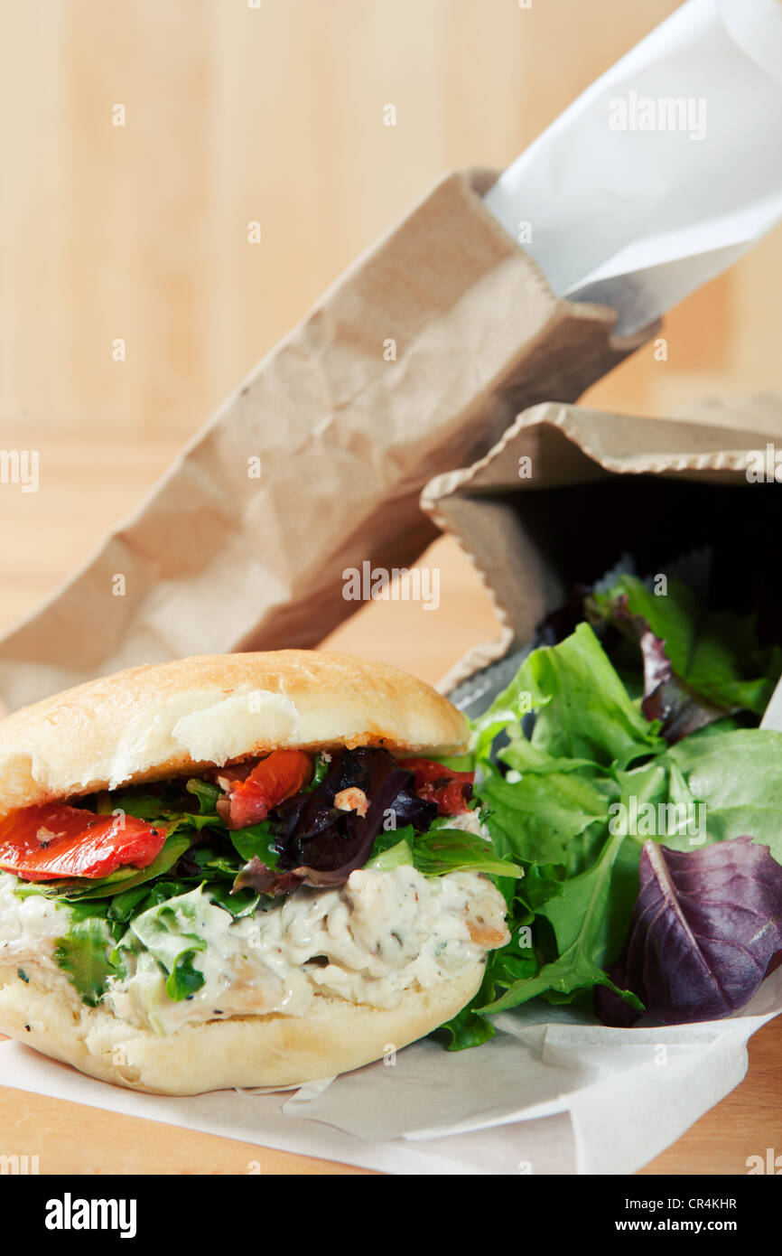 Frische Hähnchen-Salat-Sandwich mit eine braune Tasche und Salat greens Stockfoto