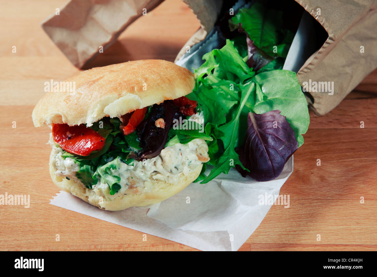 Frische Hähnchen-Salat-Sandwich mit eine braune Tasche und Salat greens Stockfoto