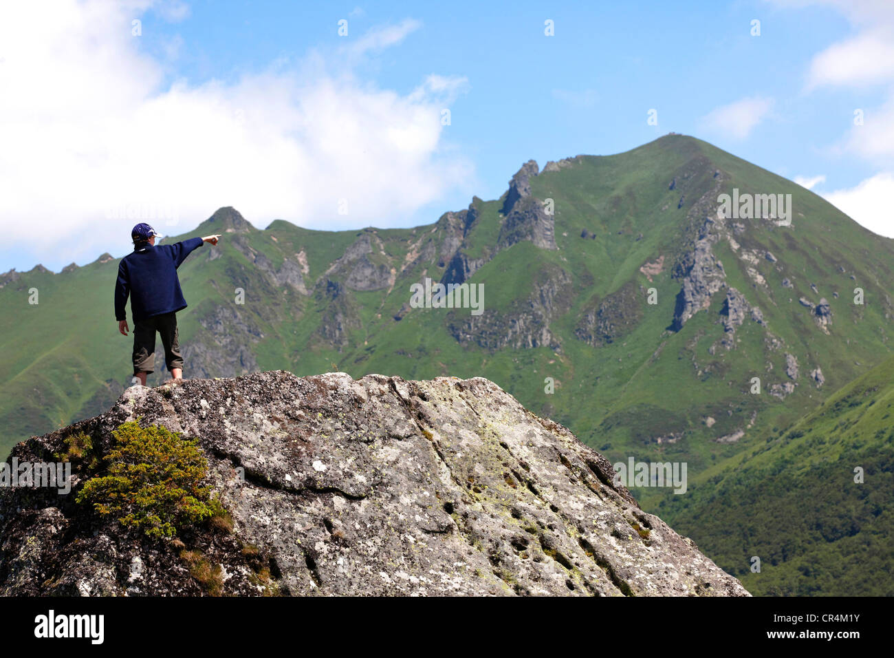 Junge Wanderer in Fontaine Salee Reserve, Auvergne Vulkane Naturpark, massiv der Sancy, Puy de Dome, Auvergne, Frankreich Stockfoto