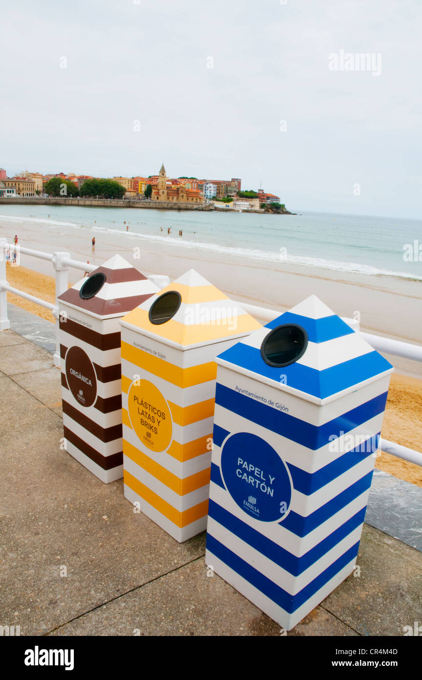 Recycling-Behälter, Strand von San Lorenzo. Provinz Gijón, Asturien, Spanien. Stockfoto