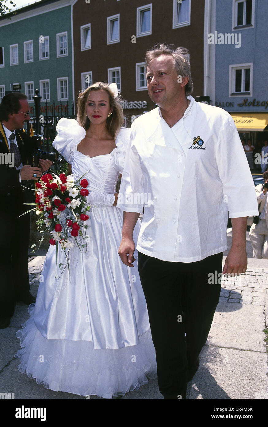 Möller, Ralf, *12.1.1959, deutsche Schauspielerin, Frau Annette Schubert, volle Länge, auf der Hochzeit, mit Alfons Schuhbeck, Waging am See, 10.6.1989, Stockfoto