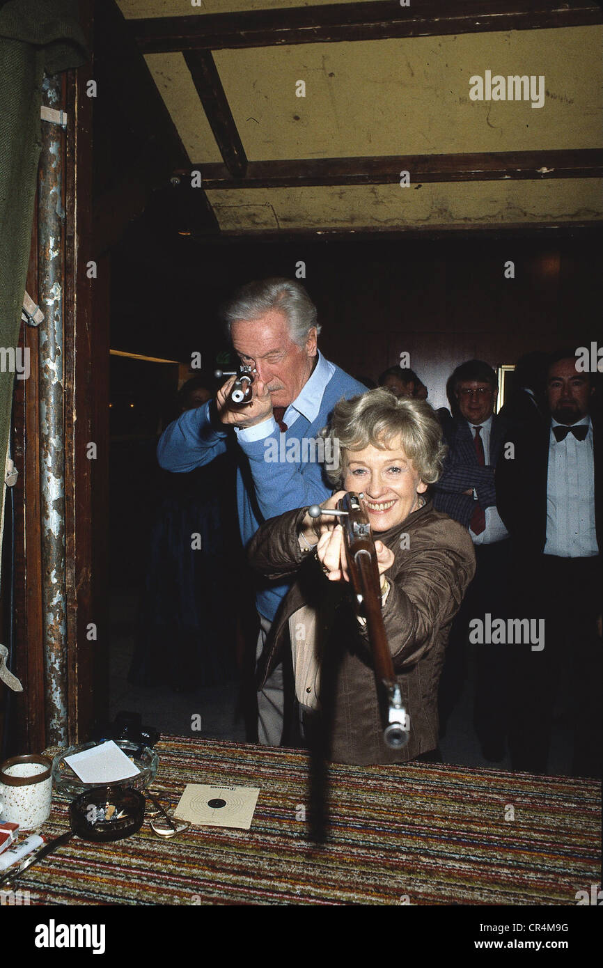 Schoenboeck, Karl, 4.2.1909 - 24.3.2001, österreichischer Schauspieler, mit Erni Singerl, halbe Länge, auf einem Drehstand, 1980er Jahre, Stockfoto