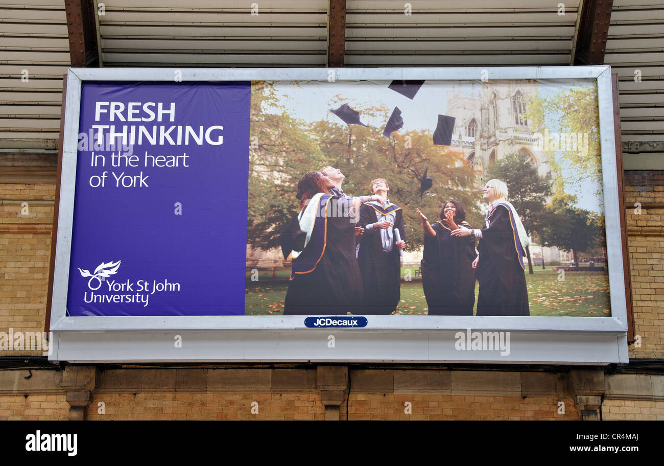 Plakat an der Wand des York Bahnhof Werbung York St John University, York, North Yorkshire, England, UK Stockfoto