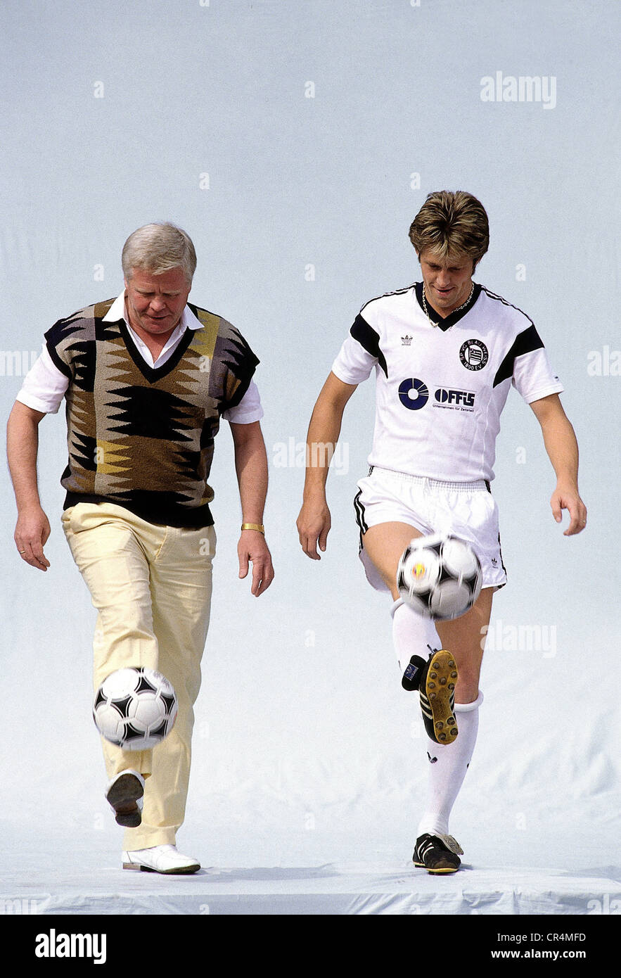 Haller, Helmut, 21.7.1939 - 11.10.2012, deutscher Fußballer in voller Länge, mit seinem Sohn Jürgen Haller, Fußball spielen, Studioaufnahmen, München, 1988, Stockfoto