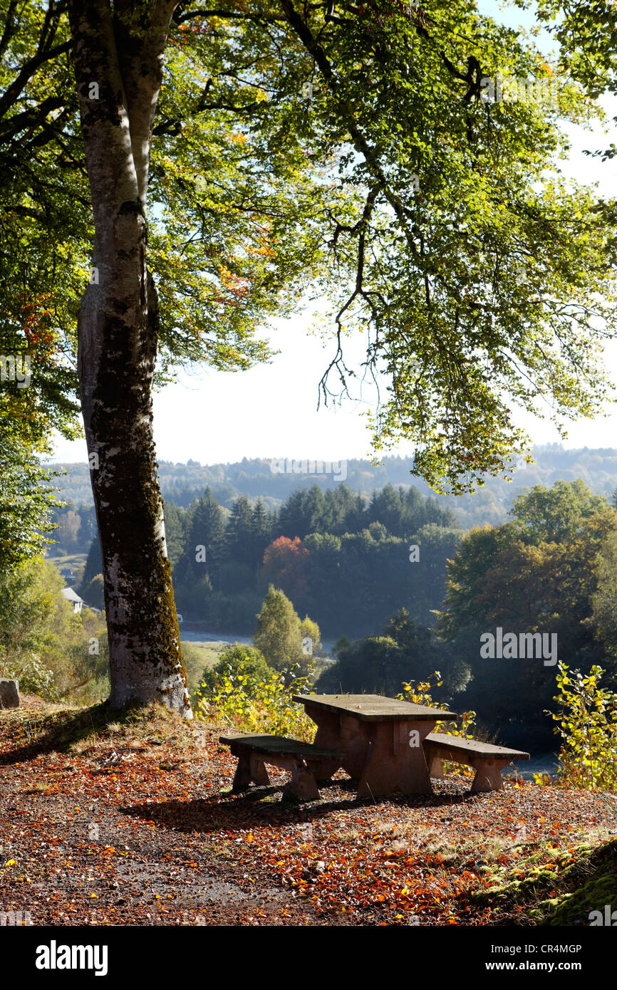 Picknickplatz, Bänke und Tisch von der Strecke, Correze, Frankreich, Europa Stockfoto
