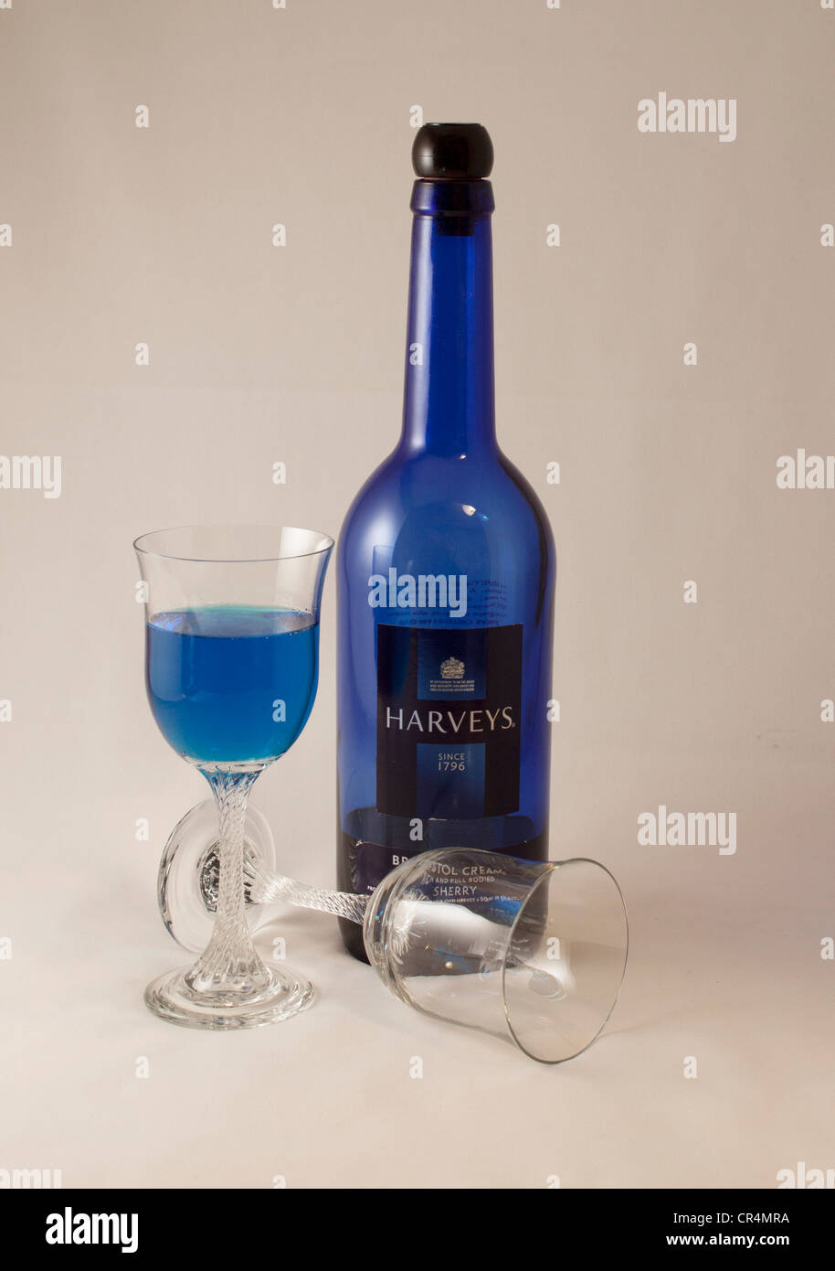 Farbige Glas und Flasche blau rot hohe Schlüsselbild Stockfoto