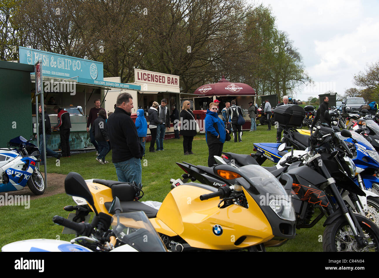 Handel mit Ständen und Zugeständnisse bei britischen Superbike Rennen Treffen in Oulton Park Motor Racing Circuit Cheshire England UK Stockfoto