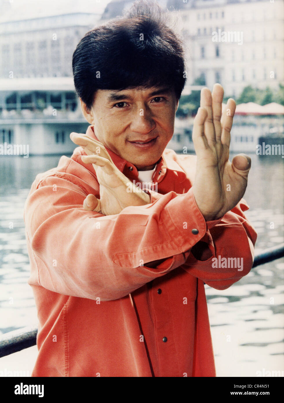 Chan, Jackie, * 7.4.1954, chinesischer Schauspieler, Porträt, in Kampfposition, während einer Promotionstour für seinen Film "Jackie Chans Erster Streik", Hamburg, Deutschland, Juli 1997, Stockfoto
