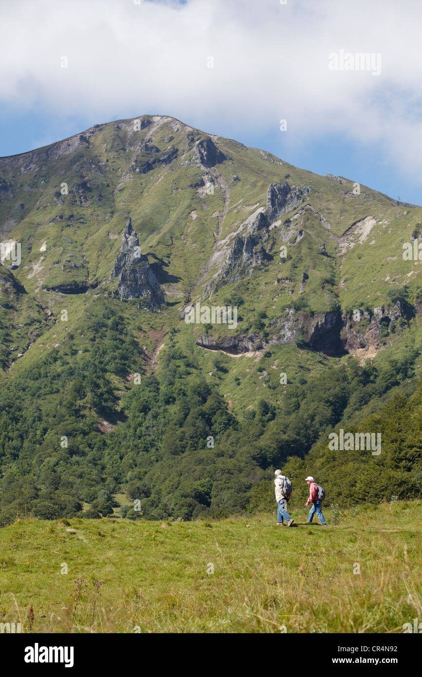 Wanderer im Chaudefour Tal natürliche reservieren, Parc Naturel Regional des Vulkane d ' Auvergne, Auvergne Vulkane regionaler Natur Stockfoto