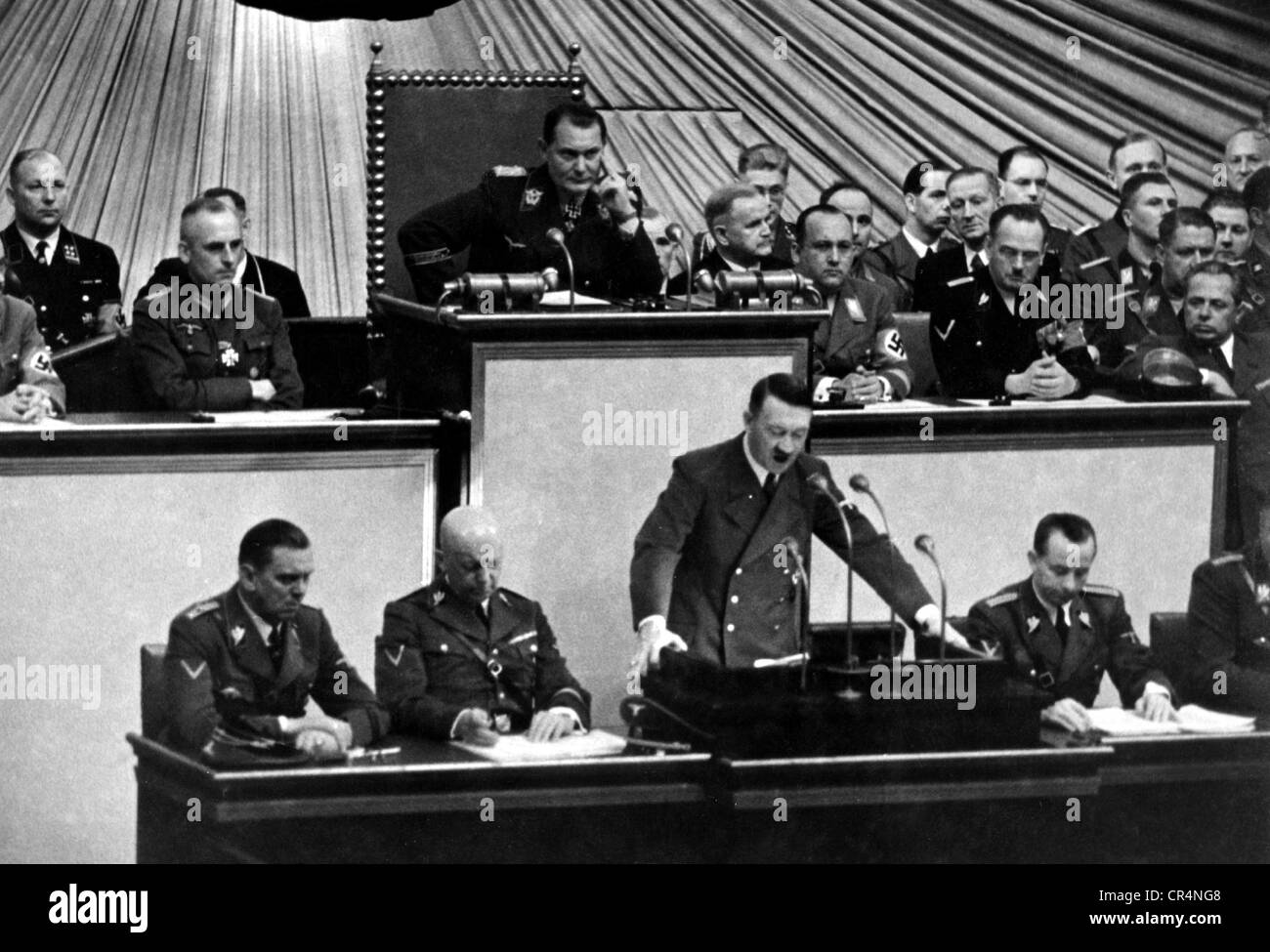 Hitler, Adolf, 20.4.1889 - 30.4.1945, deutscher Politiker (NSDAP), Führer und Reichskanzler seit 1933, Rede auf dem Reichstag, 6.10.1939, Friedensangebot an die Westmächte, halbe Länge, Stockfoto