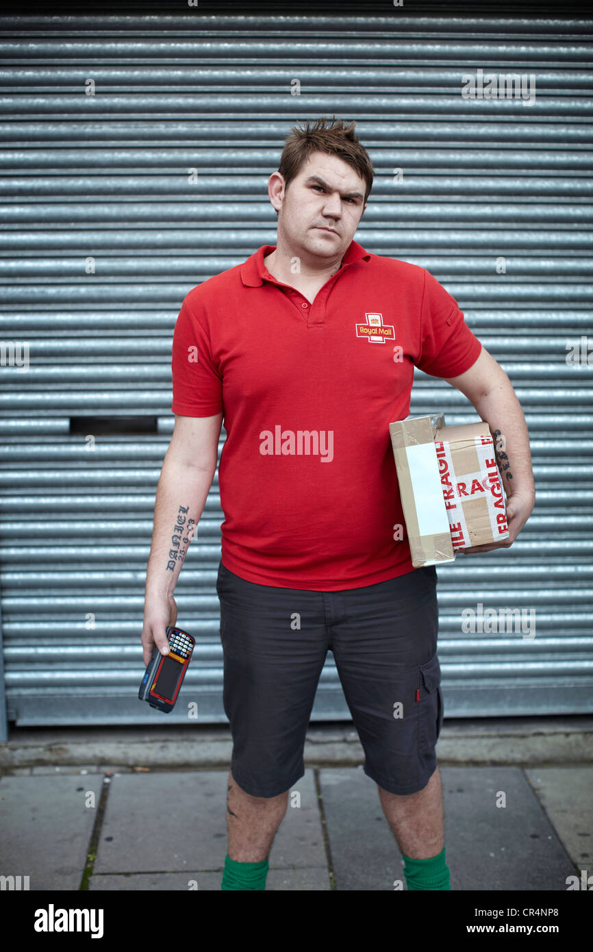 Der große britische Postbote. Postbeamter auf den Straßen von UK. Stockfoto