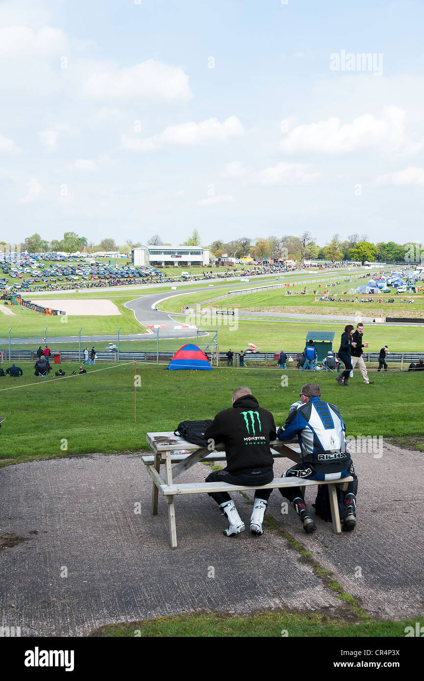 Zuschauer sitzen auf Stühlen und Picknick Tisch beobachten britischen Superbike-Meisterschaft BSB am Oulton Park Motor Racing Circuit Cheshire Stockfoto