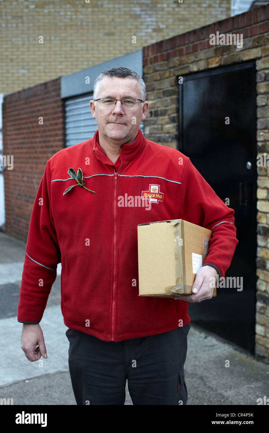 Der große britische Postbote. Postbeamter auf den Straßen von UK. Stockfoto