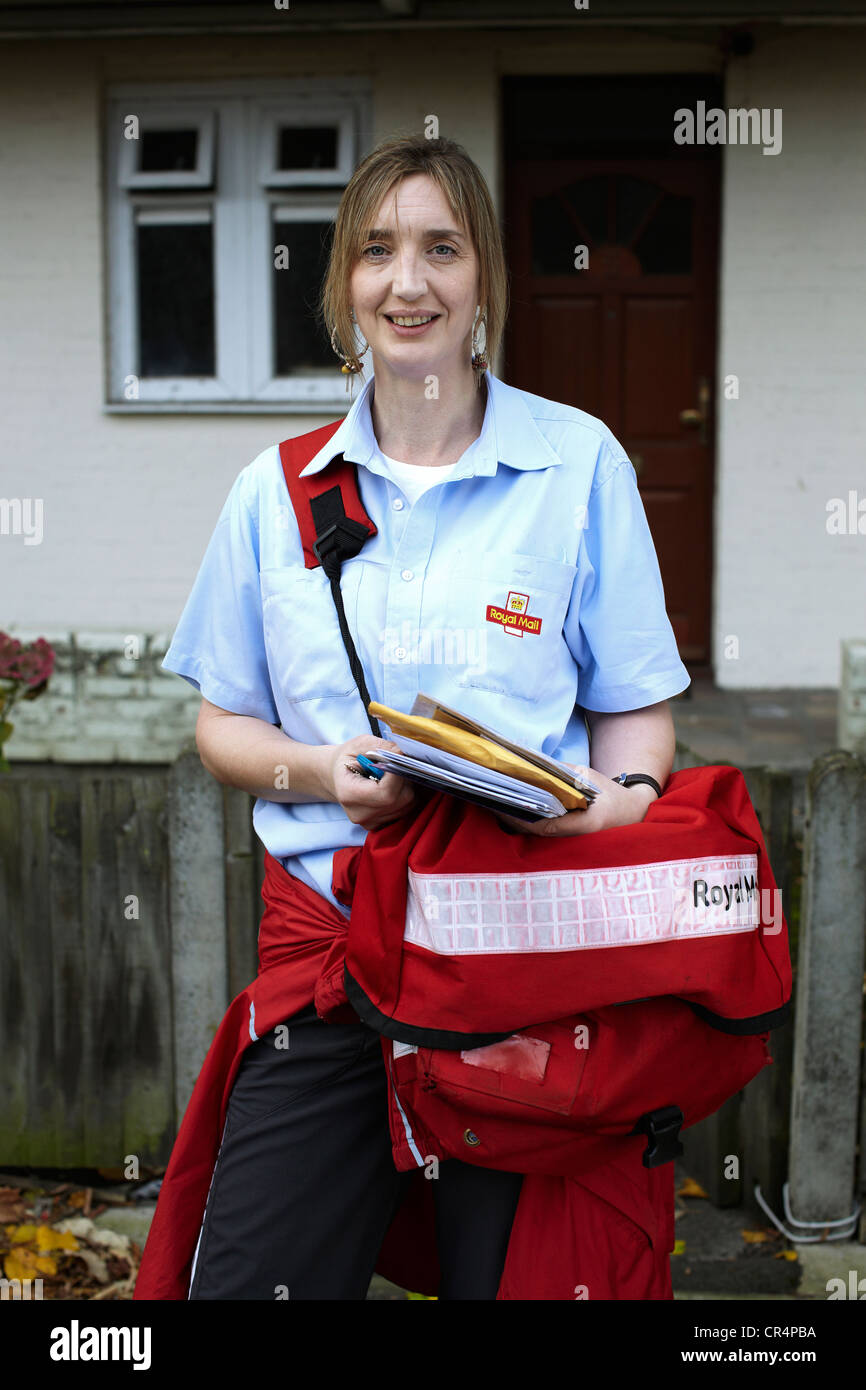 Der große britische Postbote. Postbeamter auf den Straßen von UK. Stockfoto