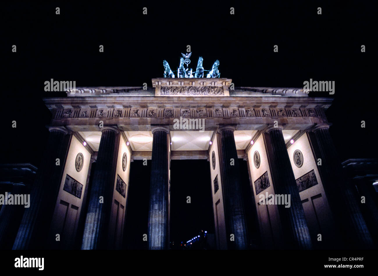 Die beleuchteten Brandenburger Tor bei Nacht, Berlin, Deutschland Stockfoto
