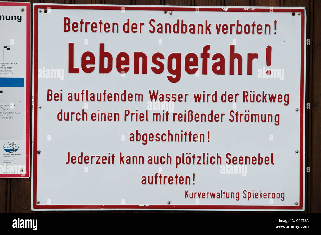 Warnschild "Betreten der Sandbank verboten! Lebensgefahr! ", Deutsch für" Eingabe der Sandbank verboten! Gefahr! ", Spiekeroog Stockfoto