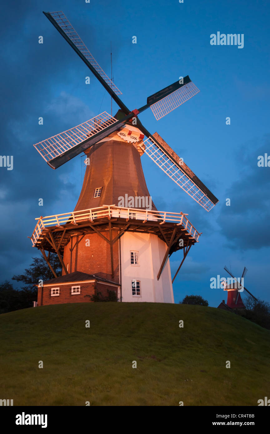 Greetsiel Twin Windmühlen in der Abenddämmerung, Greetsiel, Ostfriesland, Niedersachsen, Deutschland, Europa Stockfoto