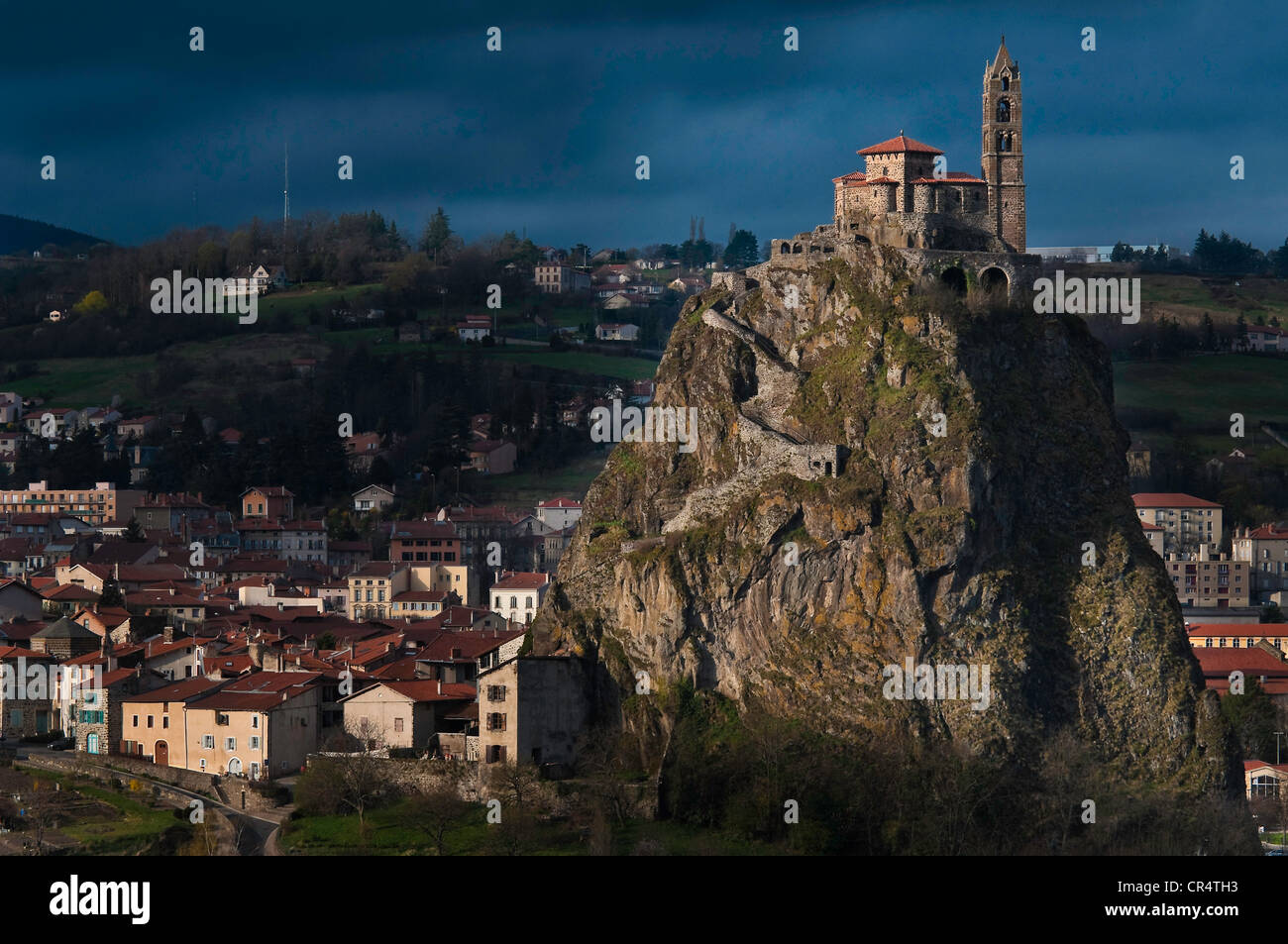 Ein Anschlag auf el Camino de Santiago, Rock und 10. Jahrhundert Saint Michel d ' Aiguilhe Kapelle, Le Puy En Velay, Haute-Loire, Frankreich Stockfoto