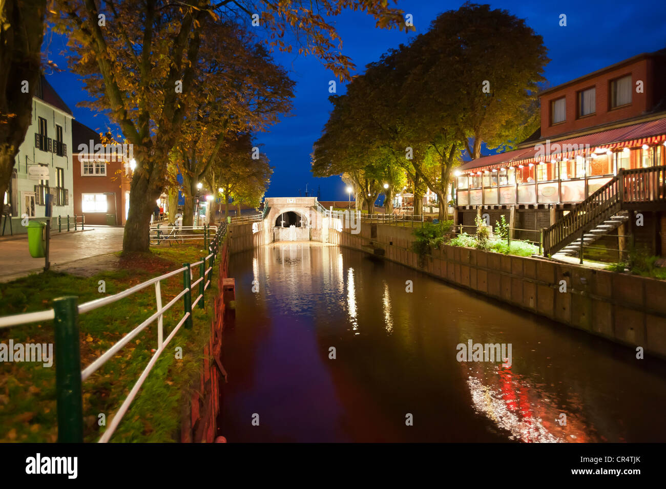 Sielhafen Hafen bei Nacht, canal, Greetsiel, Ostfriesland, Niedersachsen, Deutschland, Europa Stockfoto