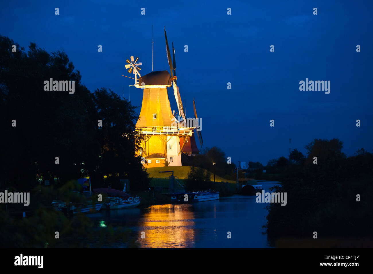 Einer der Greetsiel zwei Mühlen, in der Nacht, Greetsiel, Ostfriesland, Niedersachsen, Deutschland, Europa Stockfoto