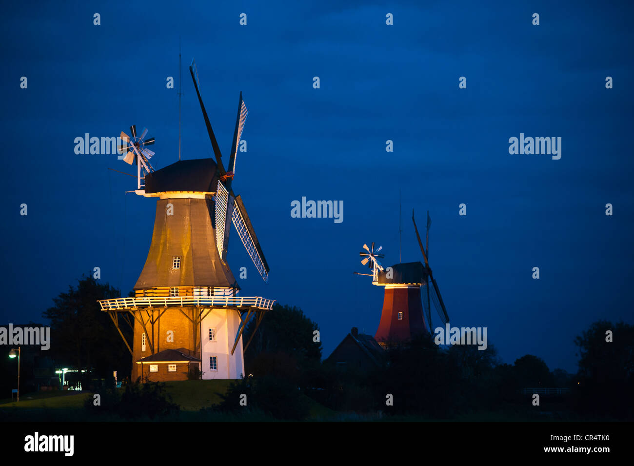 Greetsiel Twin Windmühlen, in der Nacht, Greetsiel, Ostfriesland, Niedersachsen, Deutschland, Europa Stockfoto