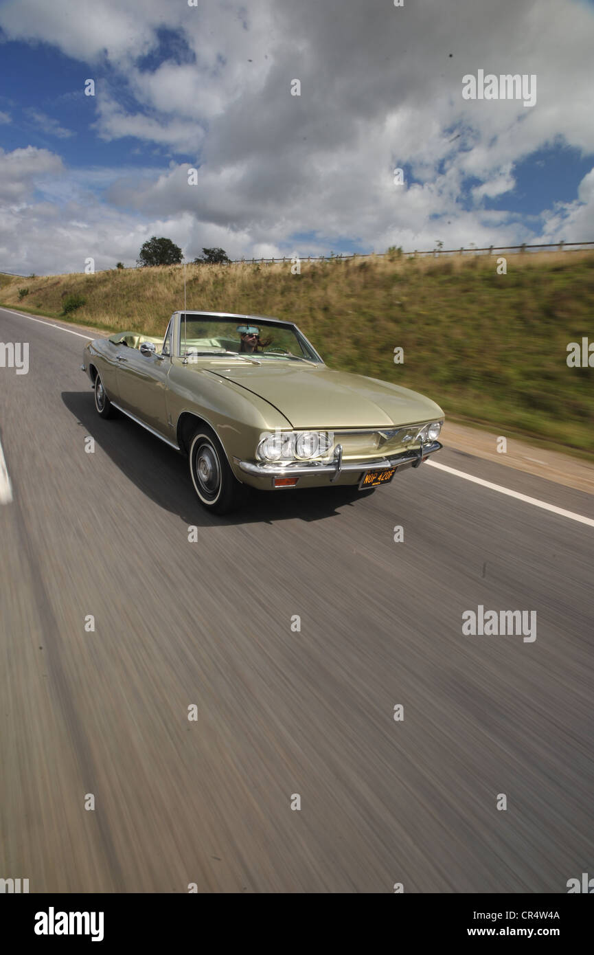 Chevrolet Corvair Cabrio klassische amerikanische Heckmotor Auto fahren Stockfoto