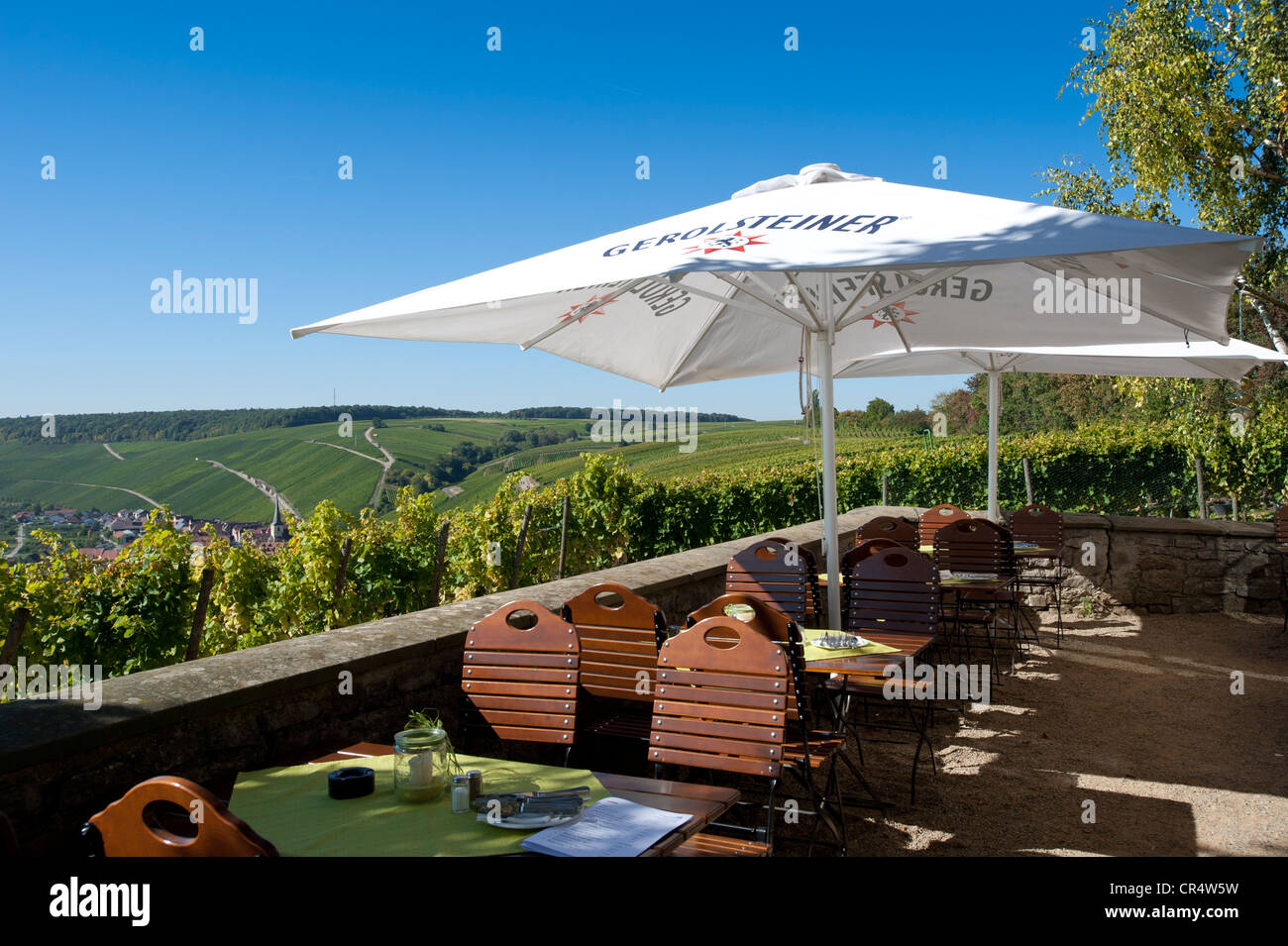 Restaurant-Terrasse, Vogelsberg Burg auf der Schleife des Flusses Main, untere Franken, Deutschland, Europa Stockfoto