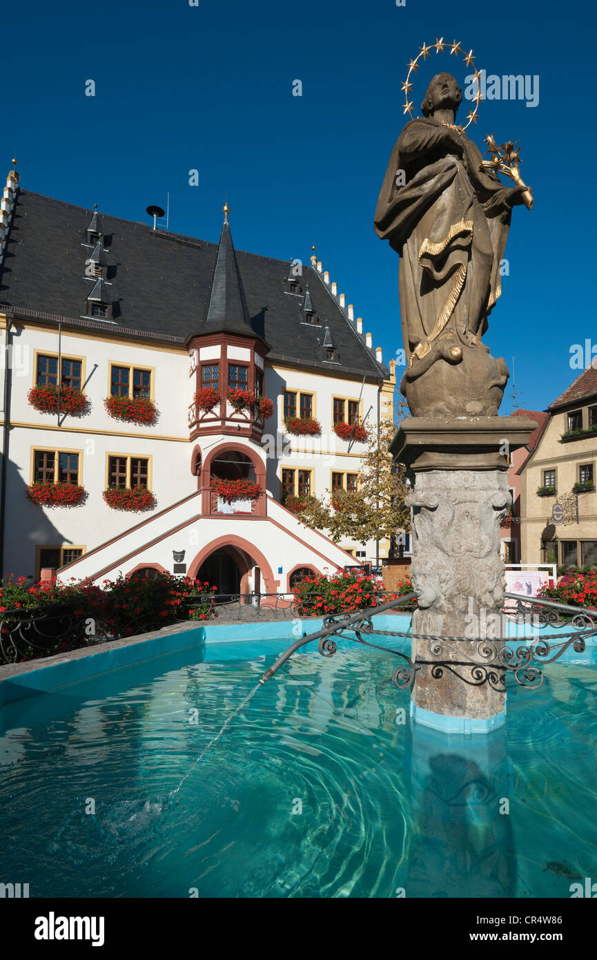 Rathaus und Marktplatz, Brunnen market Square, Volkach, Unterfranken, Franken, Deutschland, Europa Stockfoto