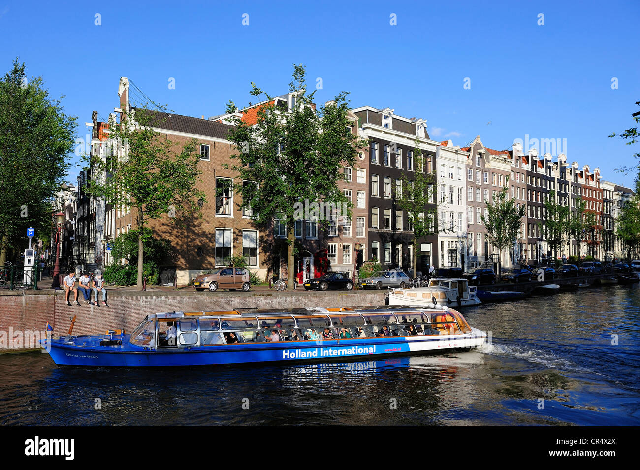 Niederlande, Amsterdam, Flussschiff für Sightseeing über einen Kanal Stockfoto