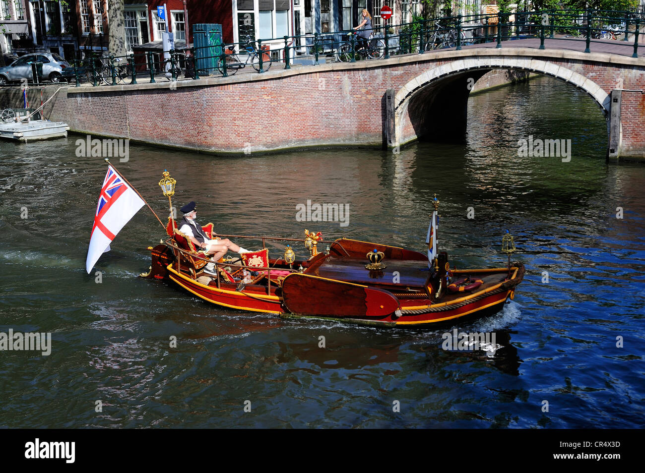 Niederlande, Amsterdam, traditionellen Boot mit einer englischen und britischen Flagge Stockfoto