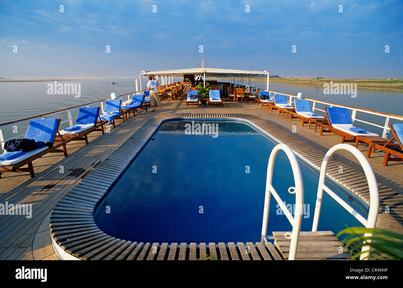 Myanmar (Burma), Road to Mandalay Kreuzfahrtschiff am Irrawaddy-Fluss, Schwimmbad auf dem Oberdeck Stockfoto
