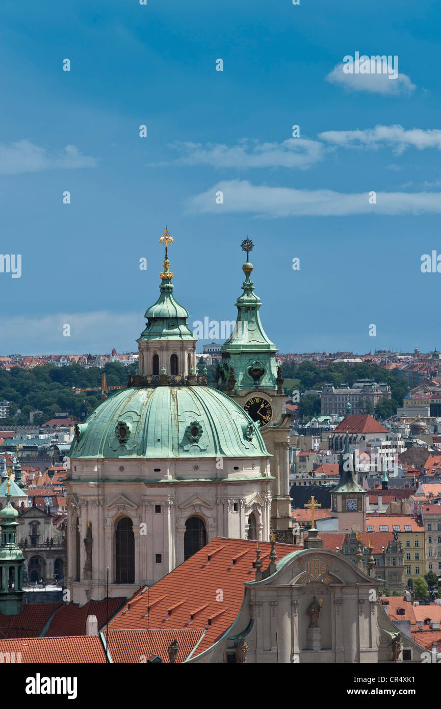 Blick auf Prag und die St.-Nikolaus-Kathedrale, Böhmen, Tschechische Republik, Europa Stockfoto