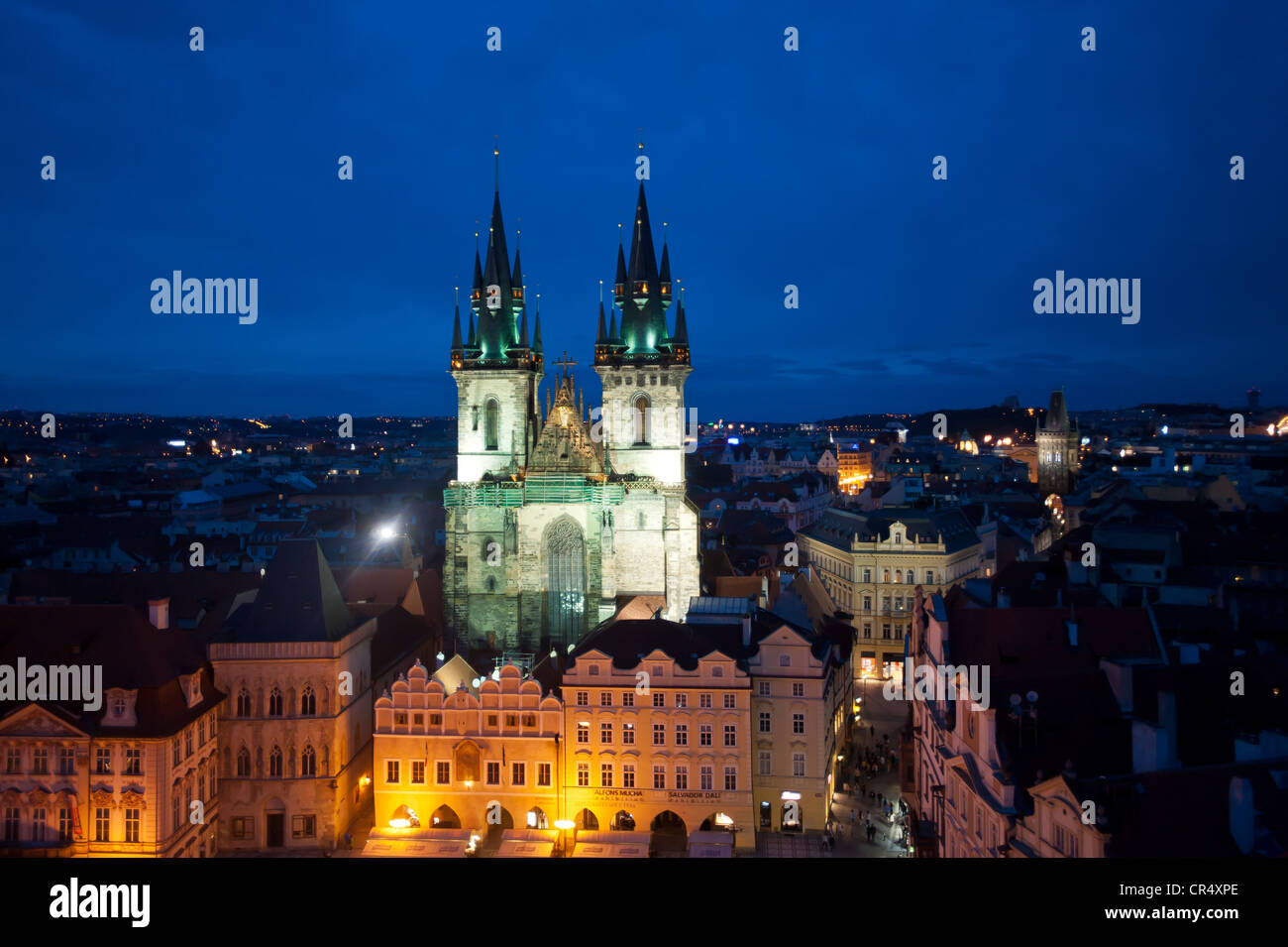 Beleuchtete Frauenkirche vor Tein auf dem Altstädter Ring, während der Dämmerung, Prag, Böhmen, Tschechische Republik, Europa Stockfoto