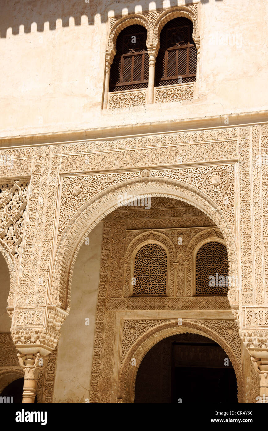 Detail der arabischen Schnitzereien am Nasridenpaläste in der Alhambra von Granada in Andalusien, Spanien. Stockfoto