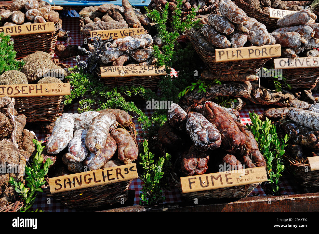 Marktstand mit verschiedenen Arten von Wurst, Sault, Vaucluse, Provence-Alpes-Cote d ' Azur, Südfrankreich, Frankreich, Europa Stockfoto