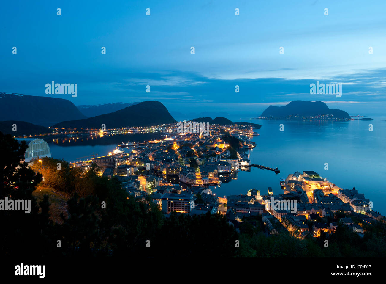 Blick vom Aksla auf Alesund bei Dämmerung, Moere Og Romsdal, Norwegen, Skandinavien, Nordeuropa Stockfoto
