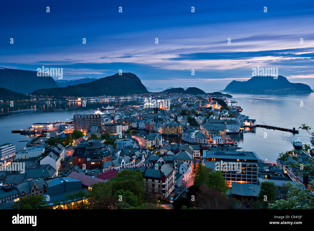 Blick vom Aksla auf Alesund bei Dämmerung, Moere Og Romsdal, Norwegen, Skandinavien, Nordeuropa Stockfoto