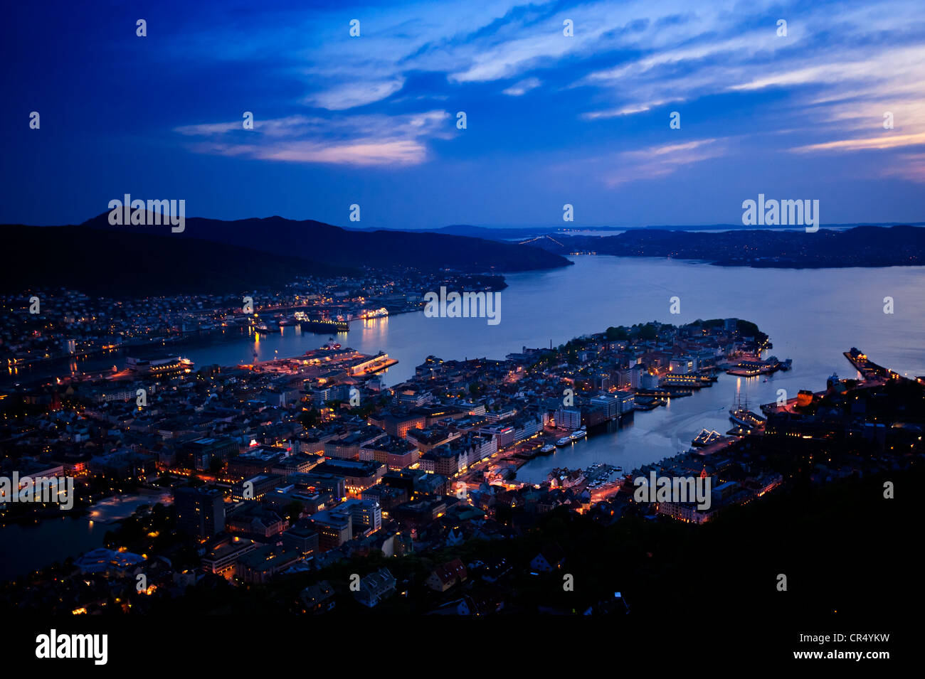 Blick vom Berg Floyen in Richtung Bergen bei Dämmerung, Hordaland, Norwegen, Skandinavien, Nordeuropa Stockfoto