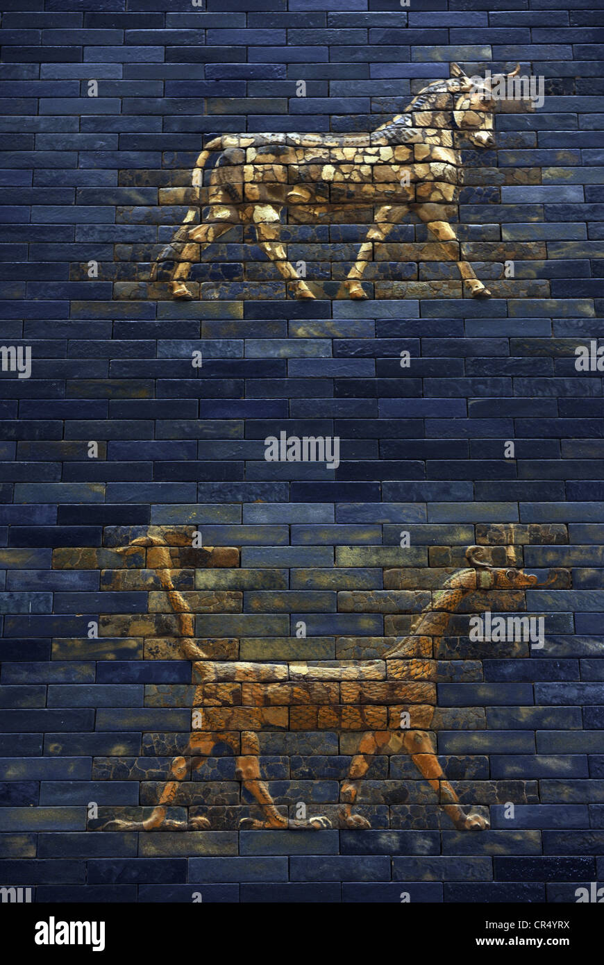 Mesopotamische Kunst. Neubabylonischen. Ischtar-Tor, ein Drache und ein Auerochse... Pergamon-Museum. Berlin. Deutschland. Stockfoto