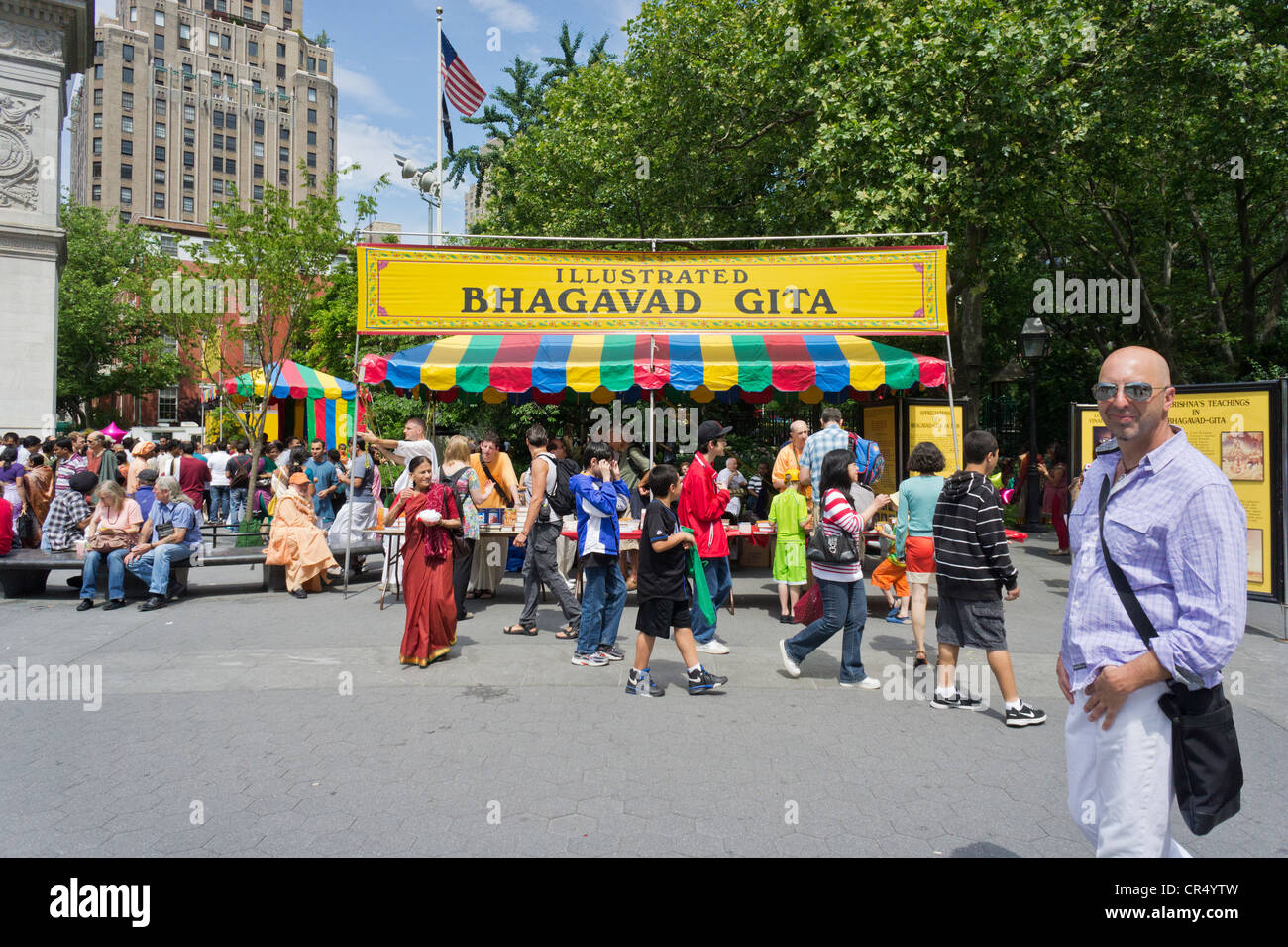 Anhänger der Hare-Krishna Religion und Mitglieder der Öffentlichkeit besuchen das Hare-Krishna-Festival im Washington Square Park in New York Stockfoto