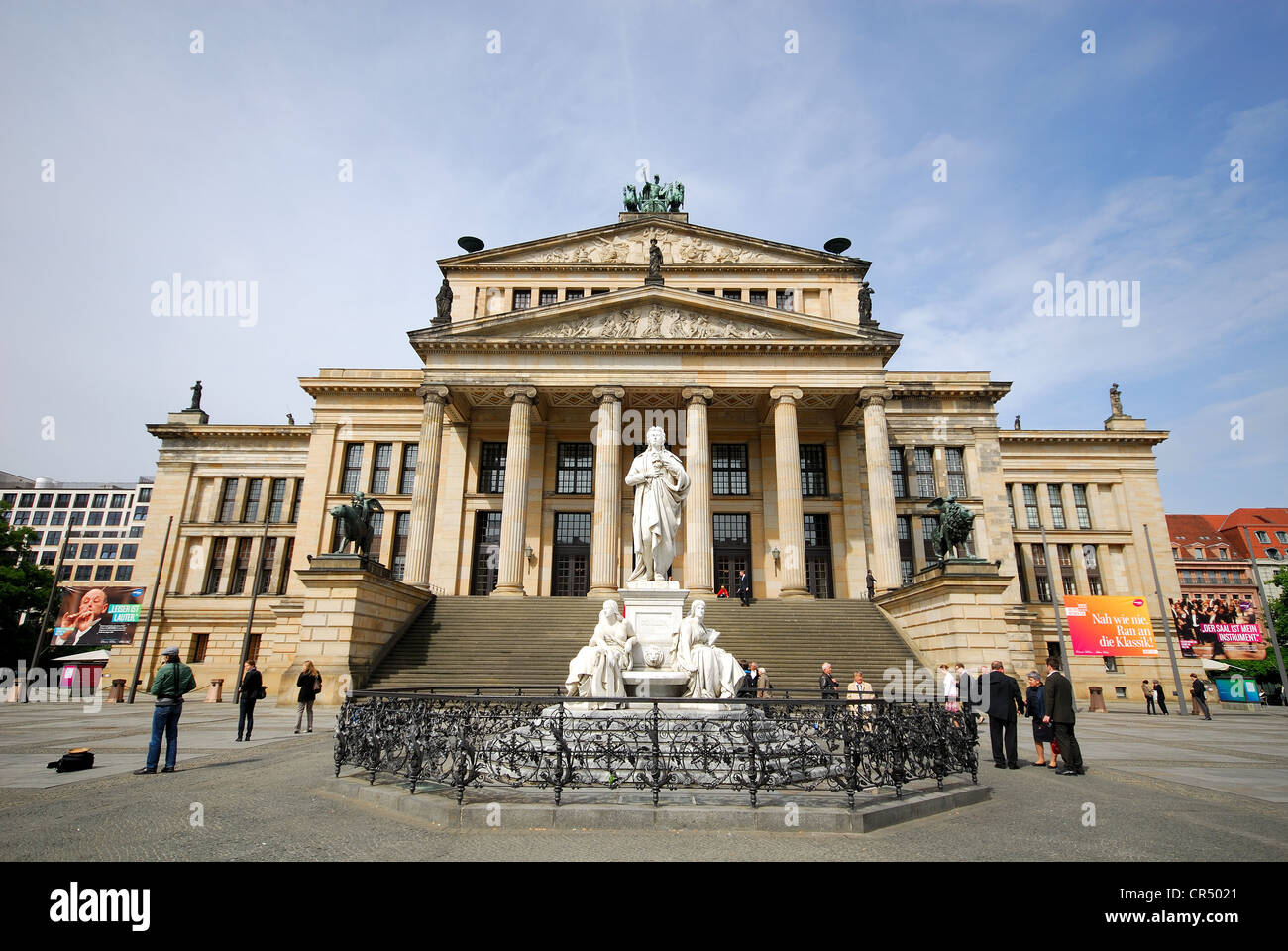 BERLIN, DEUTSCHLAND. Das Konzerthaus Berlin und Friedrich Schiller Statue am Gendarmenmarkt. 2012. Stockfoto
