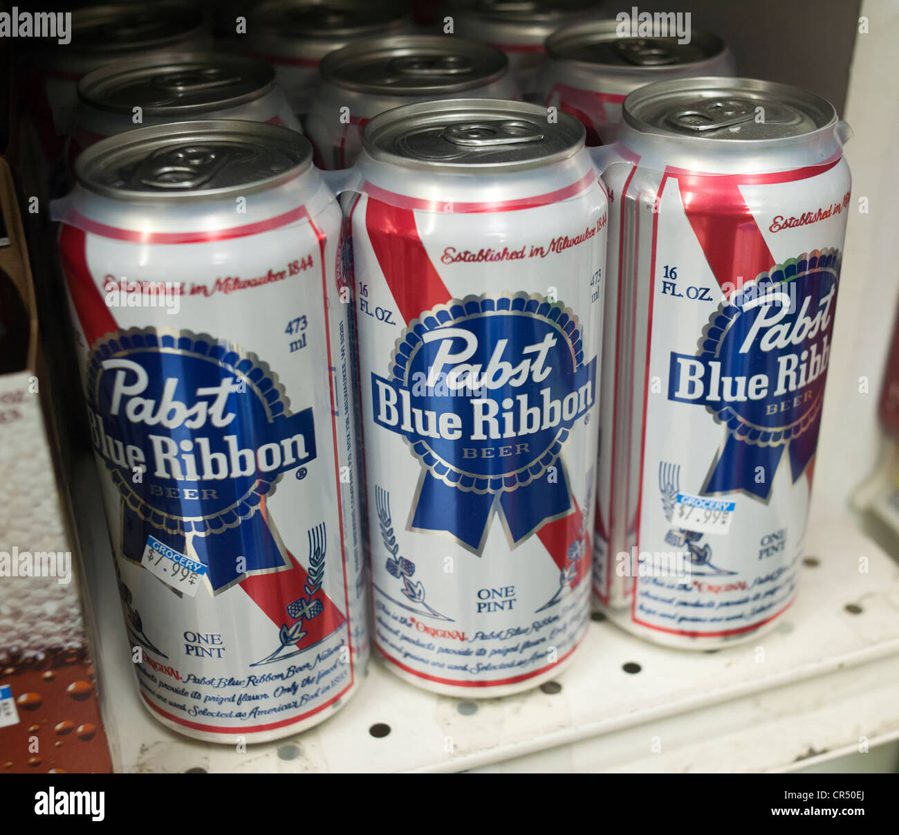 Dosen von Pabst Blue Ribbon Bier sind in einem Supermarkt in New York zu sehen Stockfoto