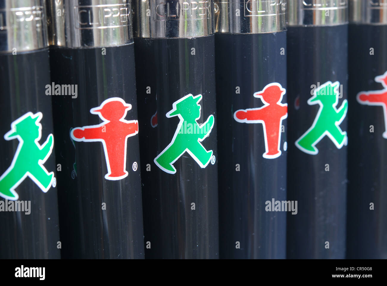 BERLIN, DEUTSCHLAND. Ampelmann-Feuerzeuge aus dem Ampelmann Galerie Shop. 2012. Stockfoto