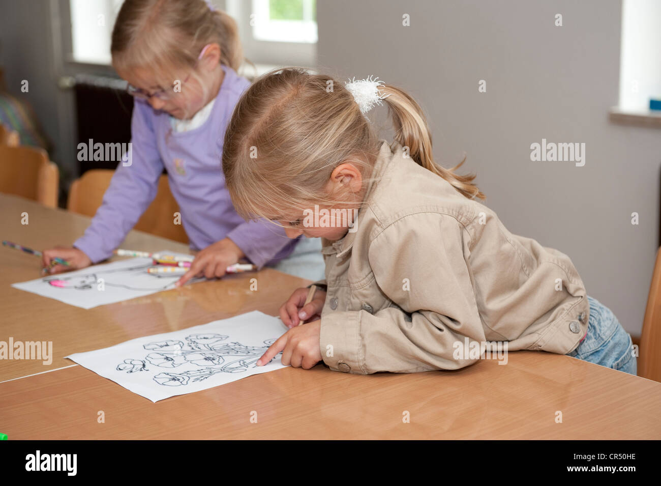 Zwei Mädchen, 5 und 4 Jahre Malerei auf Tisch Stockfoto