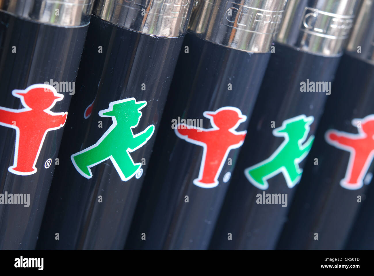 BERLIN, DEUTSCHLAND. Ampelmann-Feuerzeuge aus dem Ampelmann Galerie Shop. 2012. Stockfoto