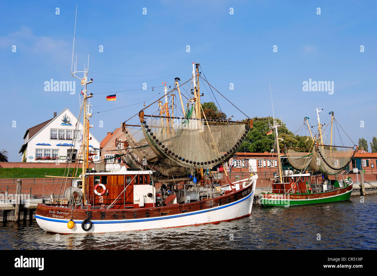 Shrimp-Kutter im Hafen, Greetsiel, Ostfriesland, Niedersachsen, Deutschland, Europa Stockfoto