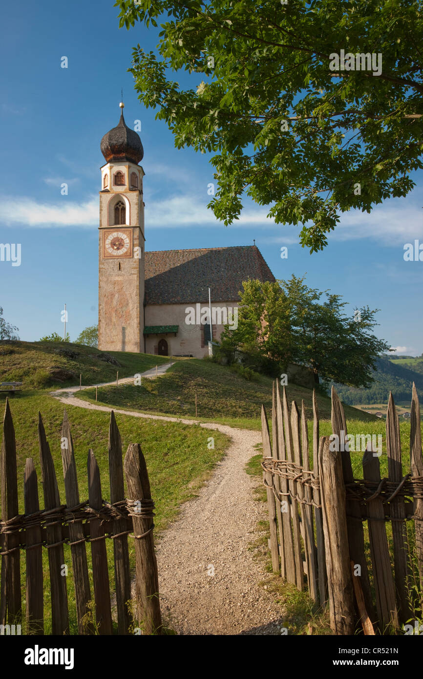 Ein traditionell geflochtenen Zaun umgibt der St. Konstantin Kirche in Seis bin Schlern, Südtirol, Italien, Europa Stockfoto