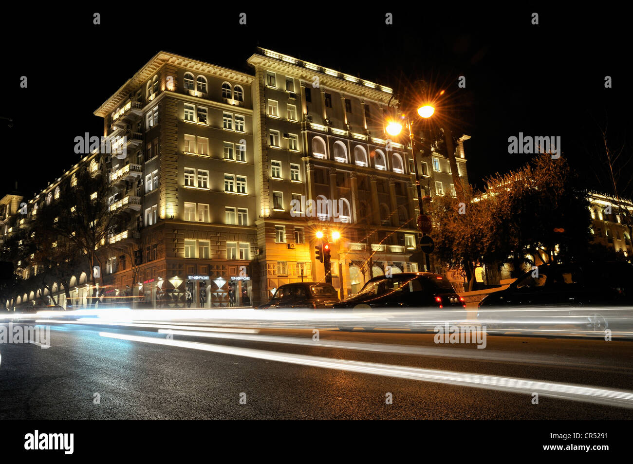 Straßenszene vor einem beleuchteten Gebäude, historische Stadtzentrum von Baku, Aserbaidschan, UNESCO-Weltkulturerbe, Caucasus Stockfoto